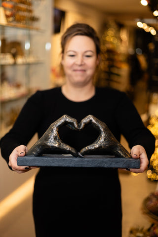 Beeld met handen in een hart