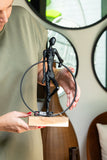 Man Tegen Ring Op Voet Resin/Ijzer Zwart