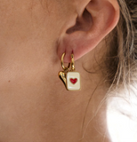 Goudkleurig/rode oorring met een hart plaatje