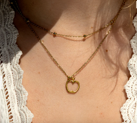 Goudkleurige ketting met een appel