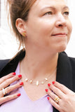 Ivette Ries - Halsketting met goud mat blaadjes en steentjes