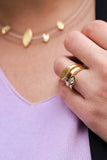 Ring - Yvette Ries - Gouden ring met blad en steen